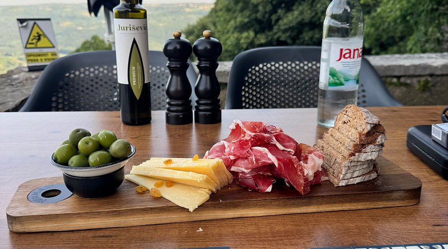 RESTORAN MAMA MARIJA GROŽNJAN ISTRA HRVATSKA 3